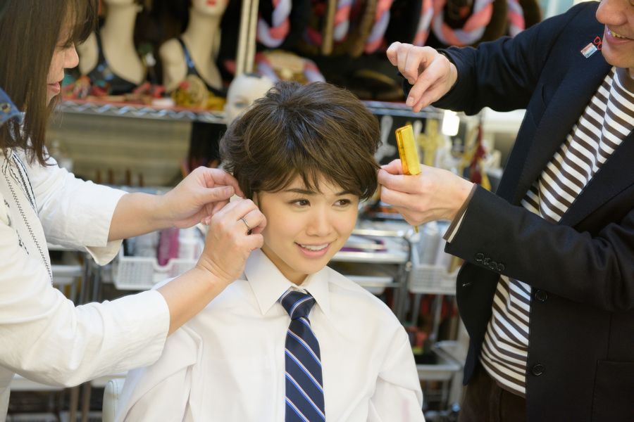 「ウィッグをつけると、弟に激似です。本当に怖いくらい似てる(笑)!」